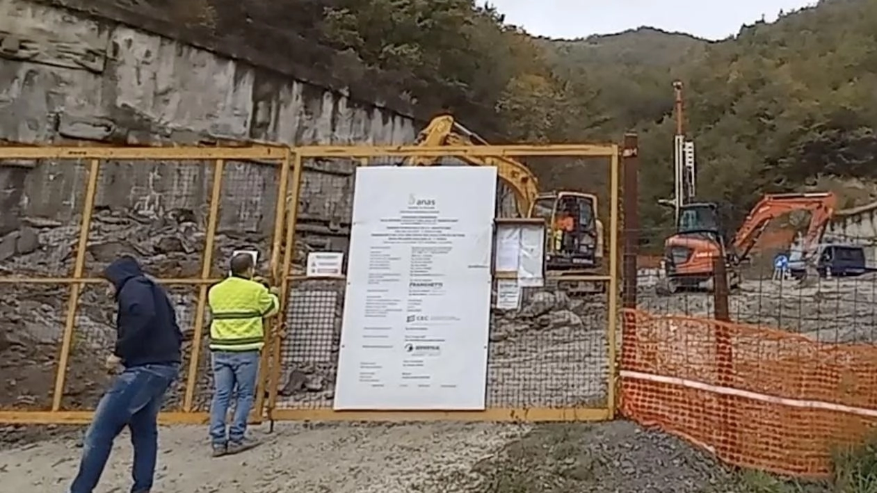 L’area intorno alla galleria della Guinza lungo la E78 è da tempo recintata per i lavori necessari