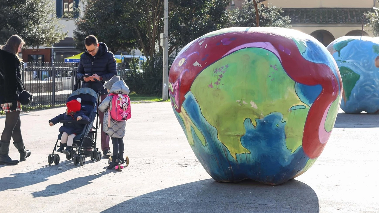 Alcune delle opere di urban art raffiguranti delle grandi mele realizzate dai maestri del Carnevale di Viareggio