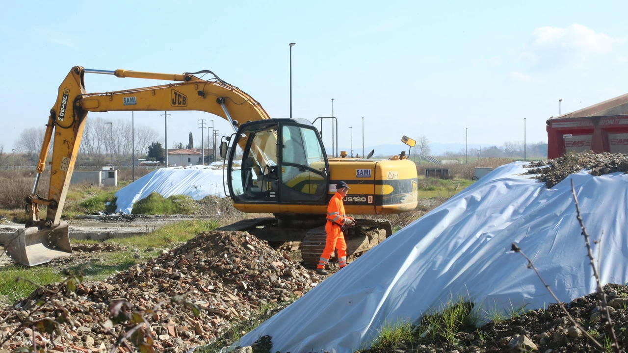 La bonifiche al Green Park di Pontedera (foto Germogli)