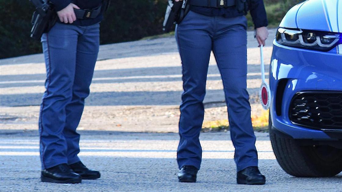 Accerchiate e rapinate. Denunciato un quindicenne. Caccia agli altri del branco