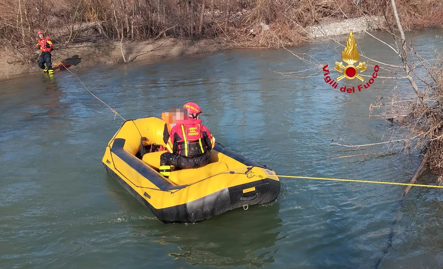 Cade nel Serchio e non riesce a tornare a riva: donna salvata dai vigili del fuoco