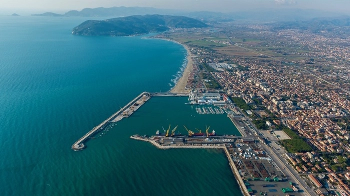 Il porto di Marina di Carrara (foto Ansa)