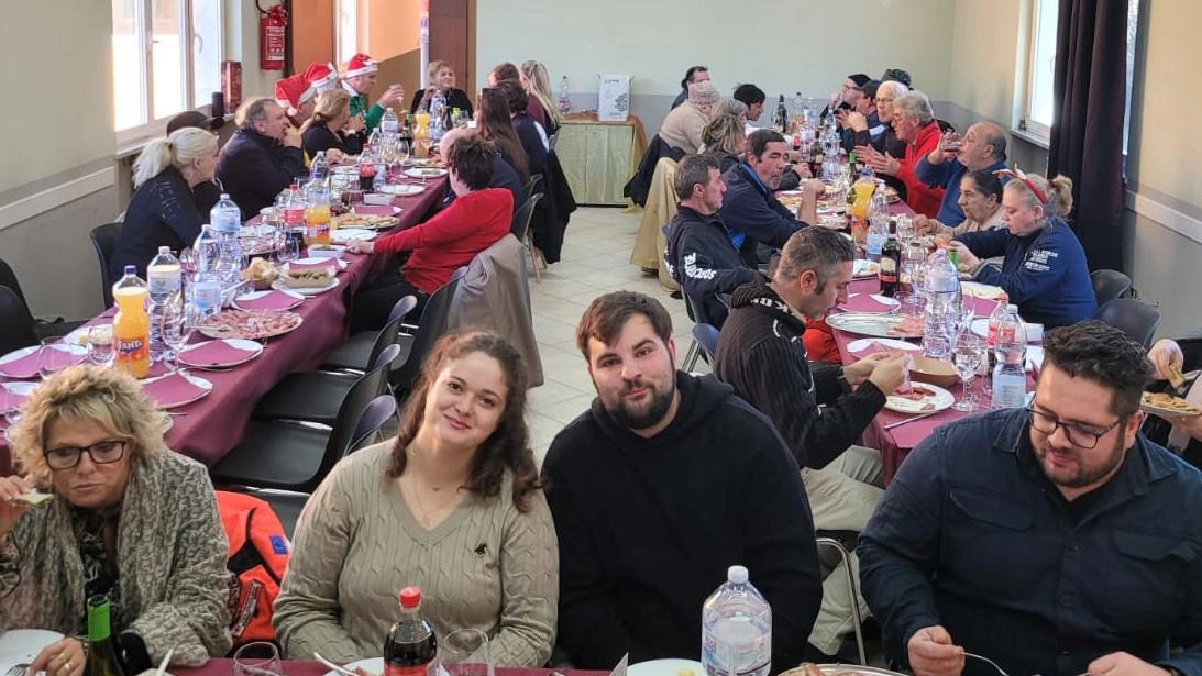 Il pranzo di Natale solidale organizzato dalla Pubblica assistenza Croce bianca di Aulla foto di Massimo Pasquali