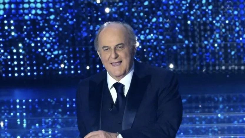 Elegante, in smoking e con l’insolita cravatta, è nel segno dell’uomo in Lebole. Gerry Scotti, il volto iconico di Mediaset...