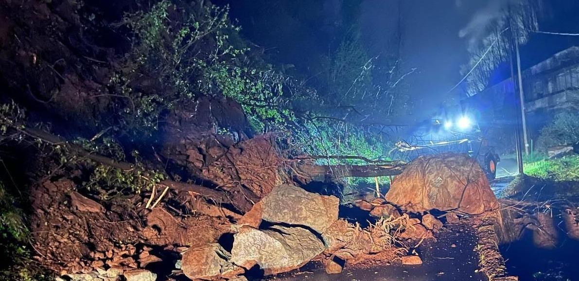 Cadono massi in strada. Ancora un’alba di paura tra Chifenti e Corsagna