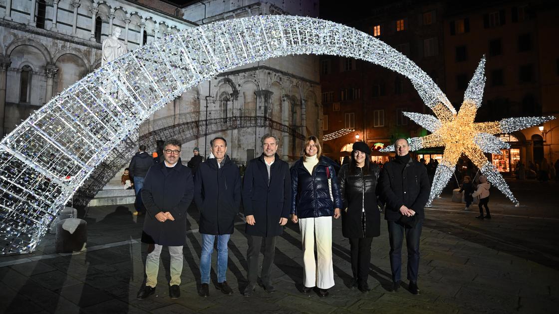 A Lucca il Natale è magico davvero. Folla in piazza per l’inaugurazione