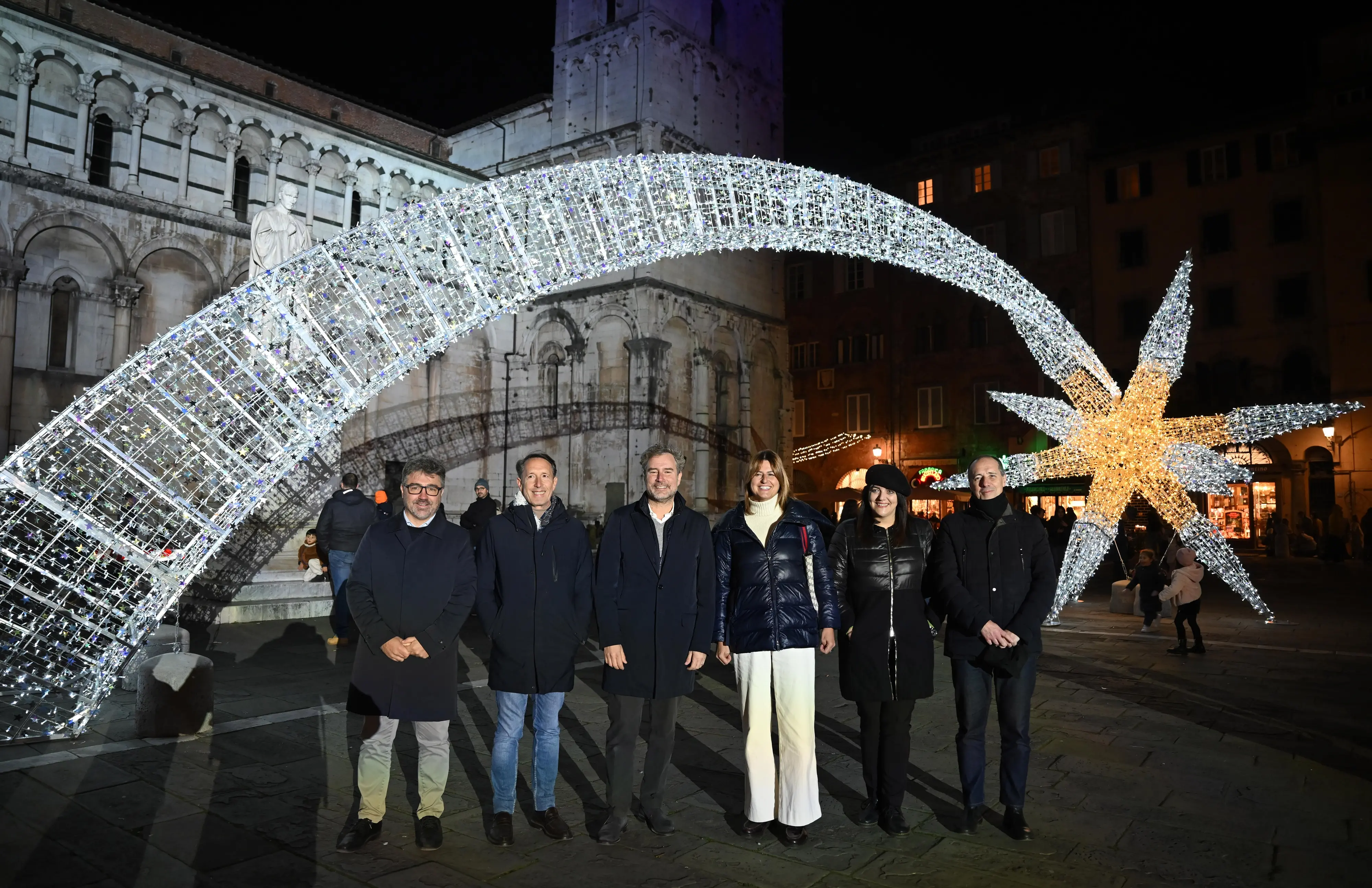 A Lucca il Natale è magico davvero. Folla in piazza per l’inaugurazione