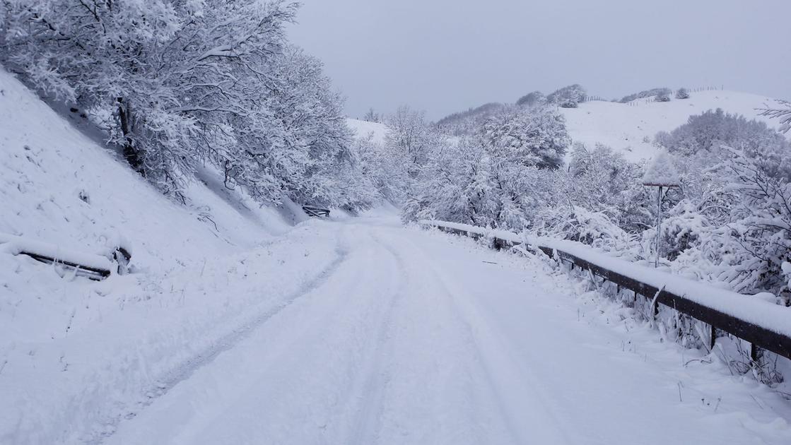 Un magico risveglio, ecco la neve in Toscana: le stupende immagini