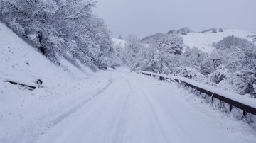 Un magico risveglio, ecco la neve in Toscana: le splendide immagini