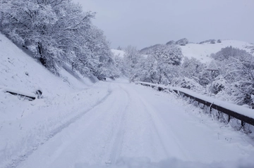 Un magico risveglio, ecco la neve in Toscana: le splendide immagini