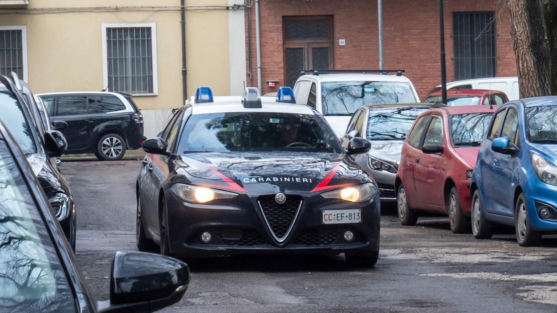 Tensione durante lo sfratto, si barricano in casa e minacciano di appiccare il fuoco