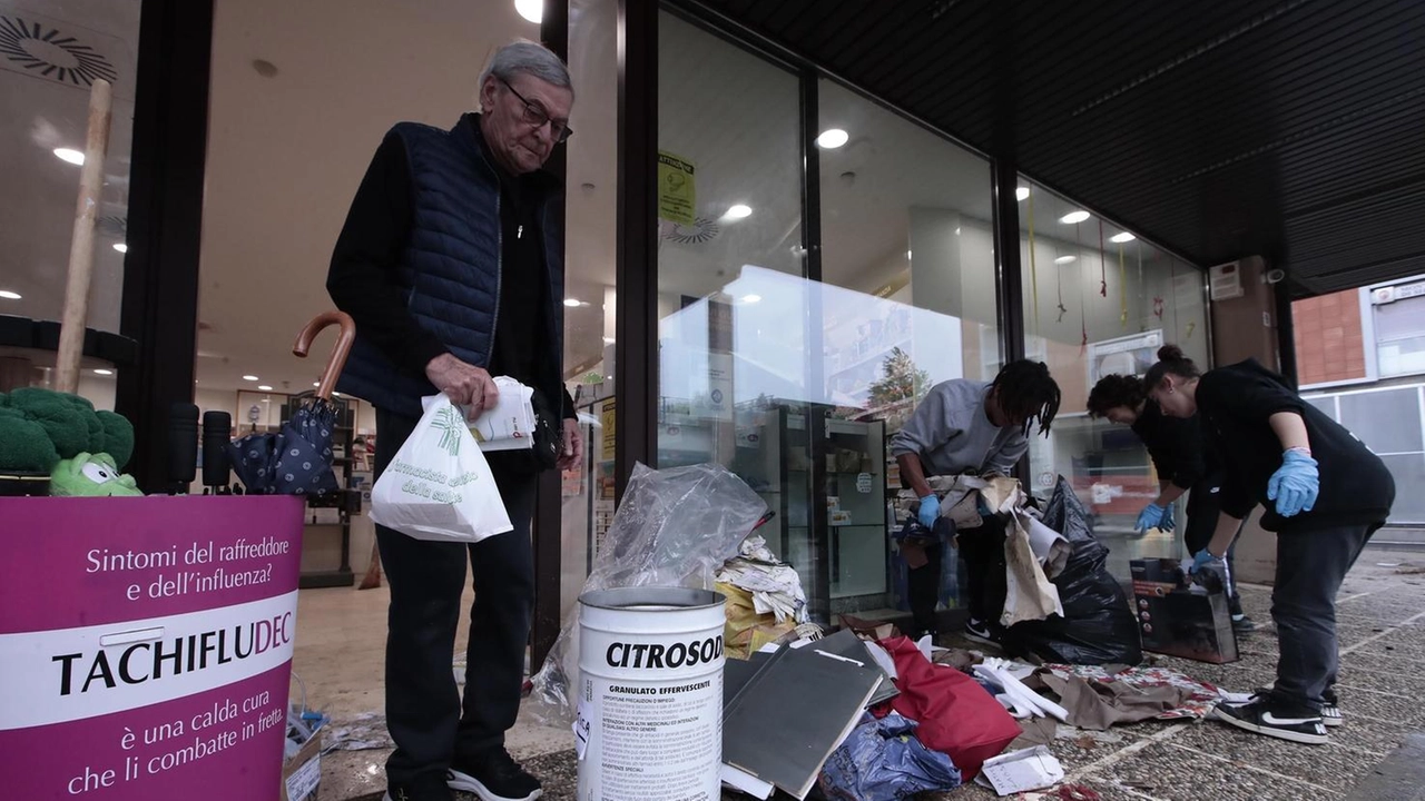 Ingenti danni agli esercizi commerciali e agli studi professionali che si affacciano in piazza Togliatti. Tra rabbia per l’accaduto e episodi di solidarietà: "Qua sono venuti in tanti a darci una mano da subito".