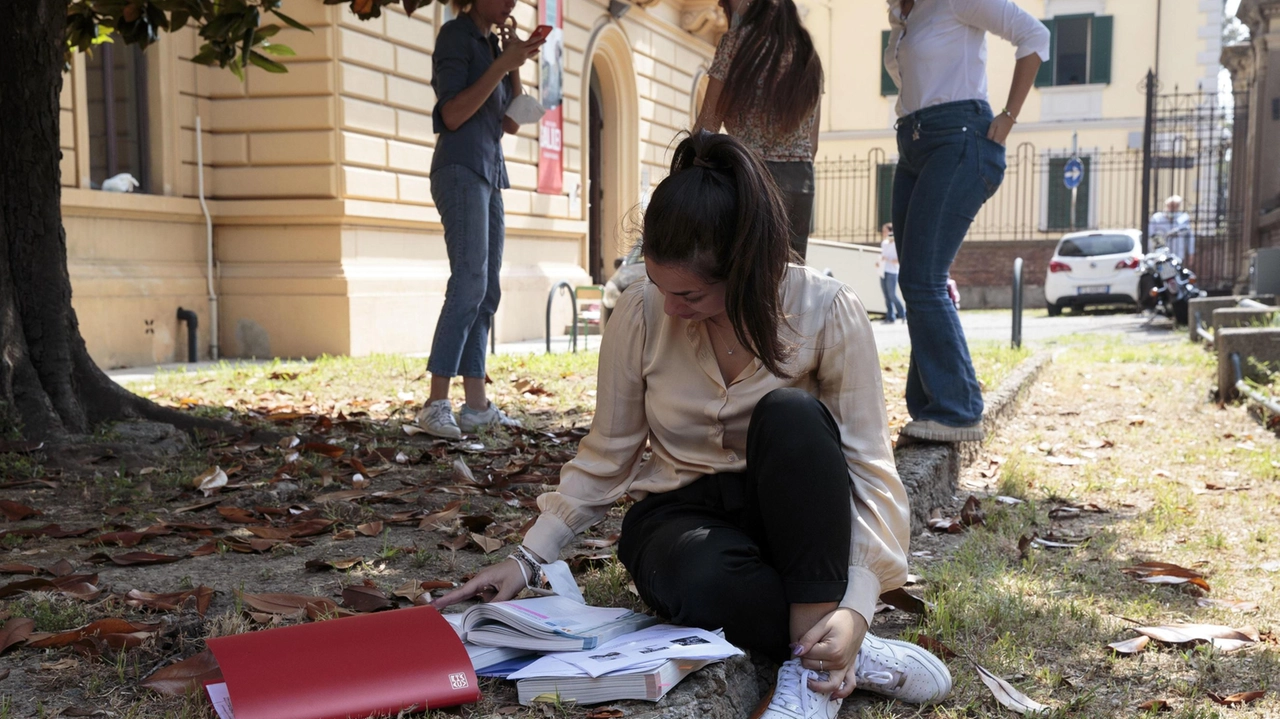 Una studentessa nel giardino del Galilei Pacinotti e il volantino ‘incriminato’