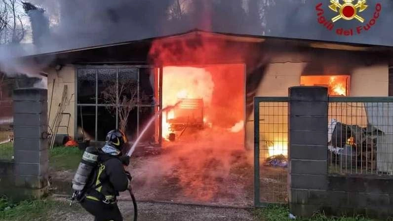 A fuoco un magazzino: "Ho perso tutti gli attrezzi". Proprietario disperato