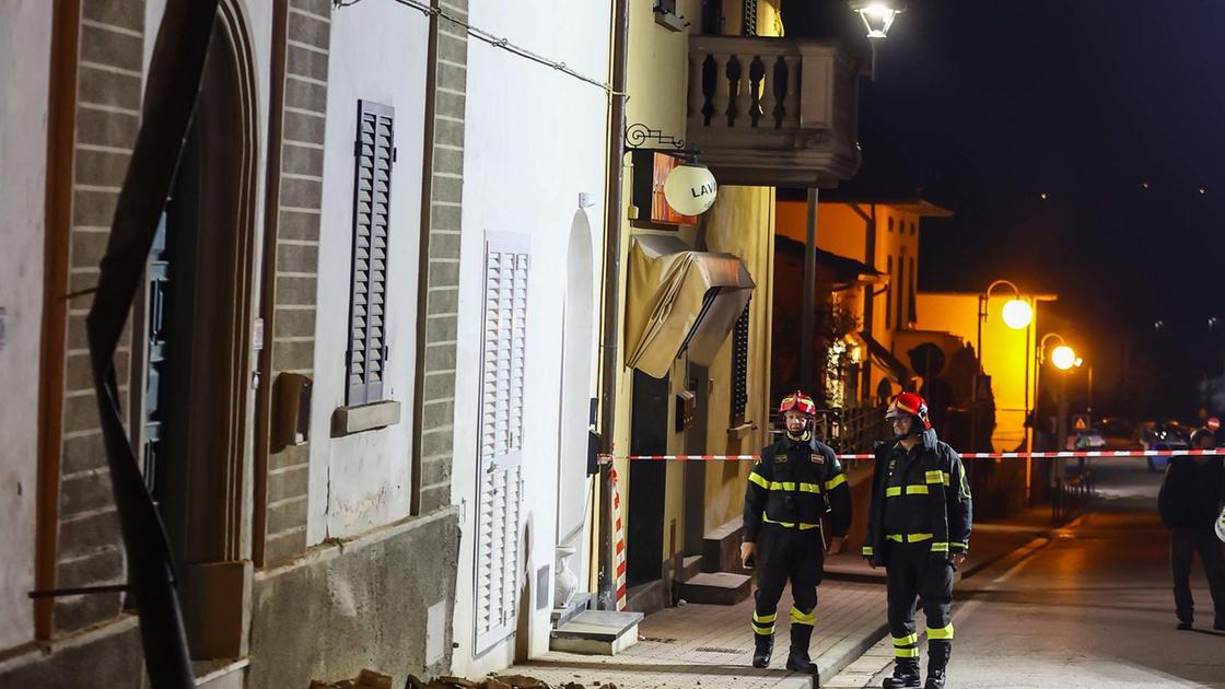 Crolla il tetto di un’abitazione. Strada chiusa e cambio bus