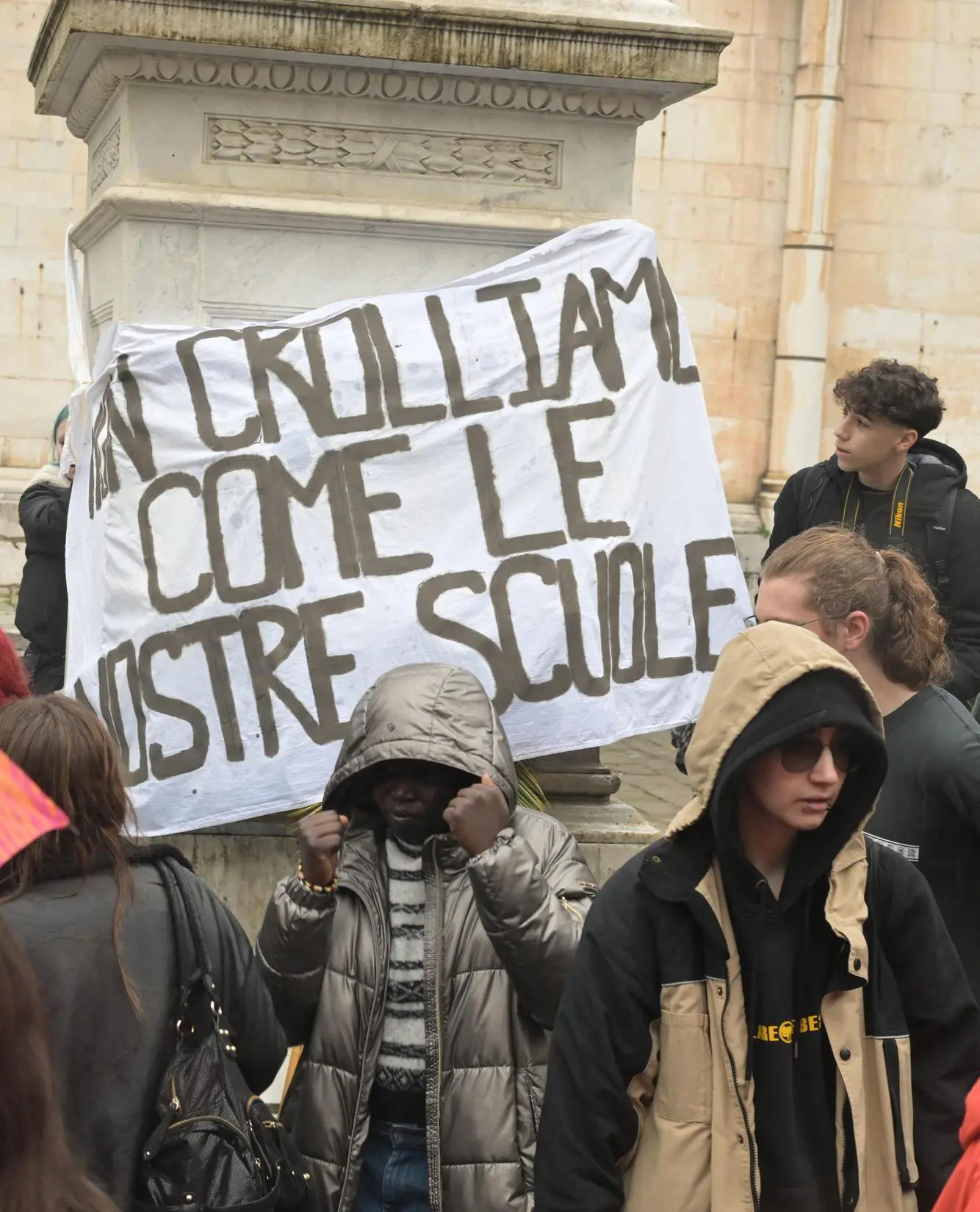 Corteo di studenti nel centro storico. Continua la protesta delle scuole