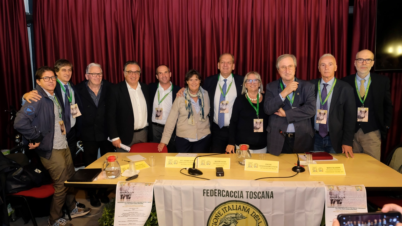 Un gruppo di partecipanti al convegno di Filattiera sui ruoli e sulle responsabilità nel contrasto alla diffusione della peste suina (Foto Pasquali)