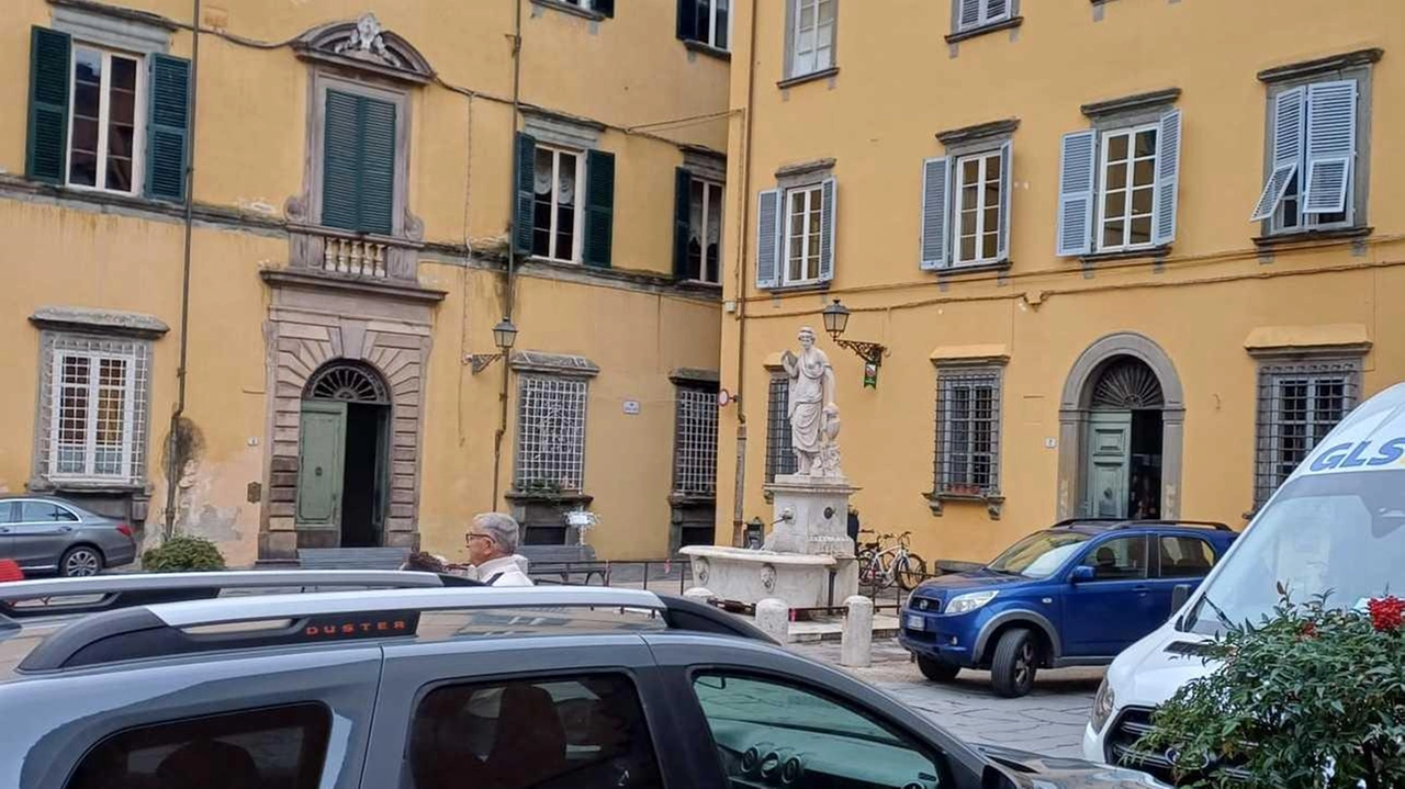 Veicoli dei residenti parcheggiati anche dove vige la rimozione forzata ventiquattro ore su ventiquattro. Nessun rispetto per il decoro. In piazza Cittadella furgoni sulla pavimentazione appena rifatta.