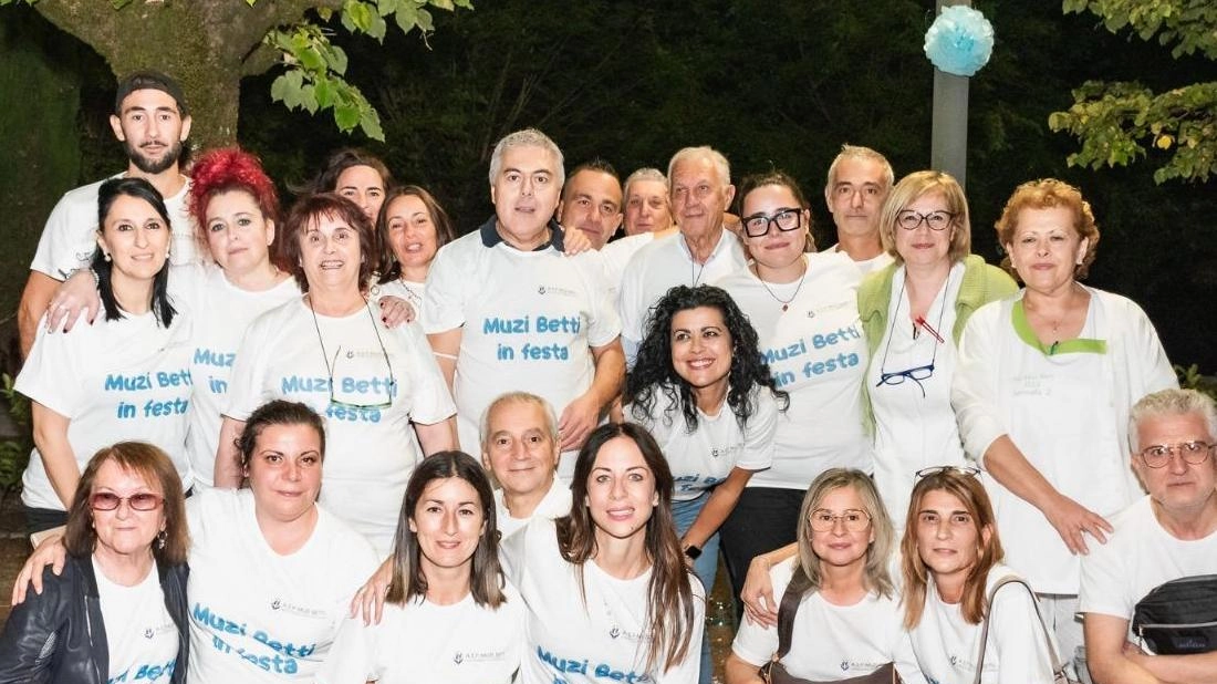 Associazioni e Rioni di Città di Castello si sono riuniti per organizzare "Muzi Betti in festa 2024", confermando il legame profondo con la residenza protetta. La seconda edizione si terrà il 29 settembre con eventi, spettacoli e novità come un pranzo e una mostra fotografica. Presidente Lelli ringrazia i partecipanti.