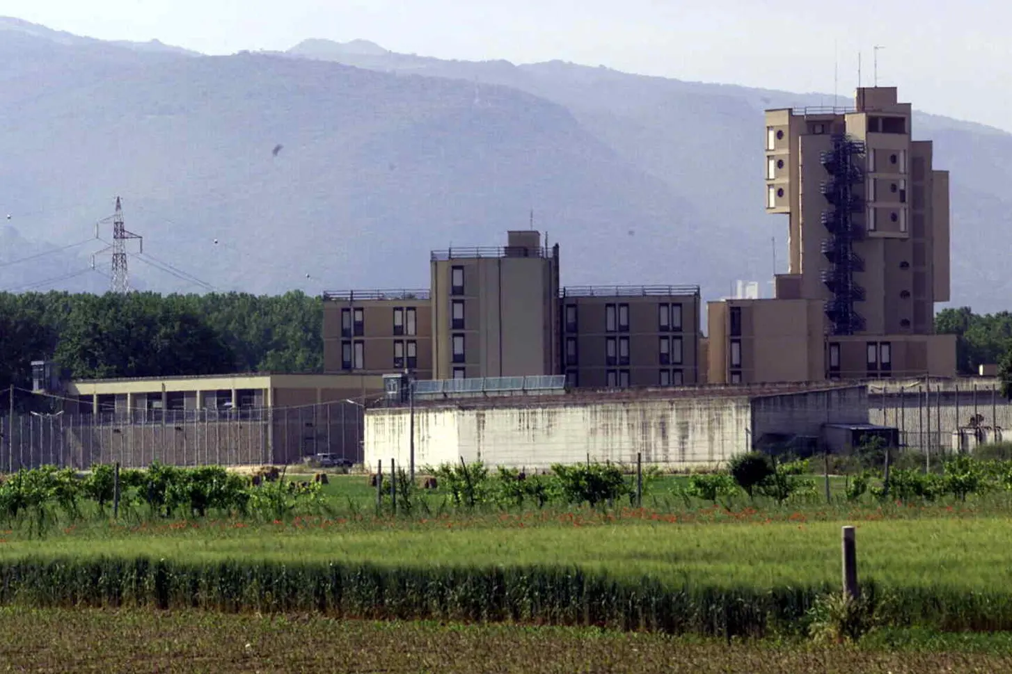 Carcere di Spoleto, detenuto prende a pugni un agente. La Cisl: “Stato di agitazione”