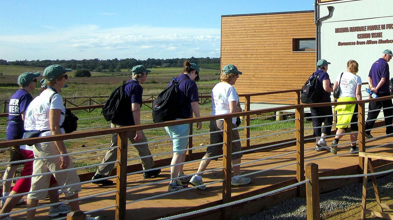 In foto un gruppo di turisti in visita al Padule di Fucecchio (foto d’archivio)