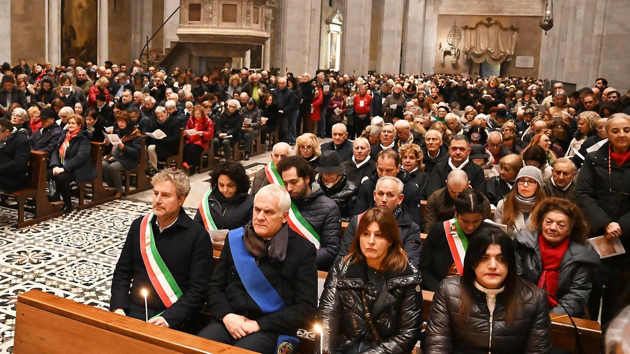 Davvero tantissime persone ieri pomeriggio nel Duomo di San Martino (foto Alcide)