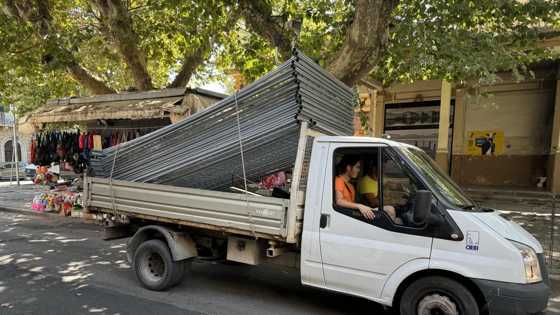 Avanti con i lavori in Piazza Cavour. Verso il trasferimento dei negozi: "Ospiti" dei loggiati del Belluomini