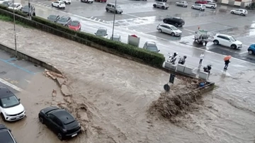 Esonda il Rimaggio a Sesto Fiorentino, il centro è sott’acqua. “Spostarsi ai piani alti”