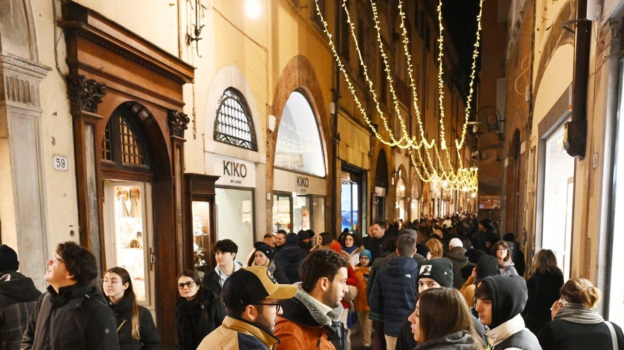 Le vie dello shooping natalizio durante una delle aperture serali (foto Alcide)