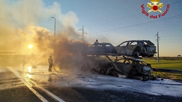 Camion in fiamme allo svincolo dell’autostrada, disagi al traffico e pompieri in azione