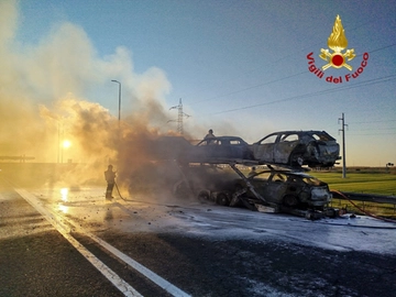 Camion in fiamme allo svincolo dell’autostrada, disagi al traffico e pompieri in azione