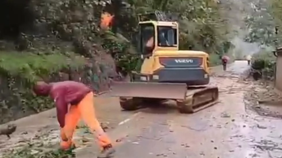 Riaperta la strada dell’Abetone. Ma la paura per nuove frane resta. Proprio lì ci fu un incidente mortale