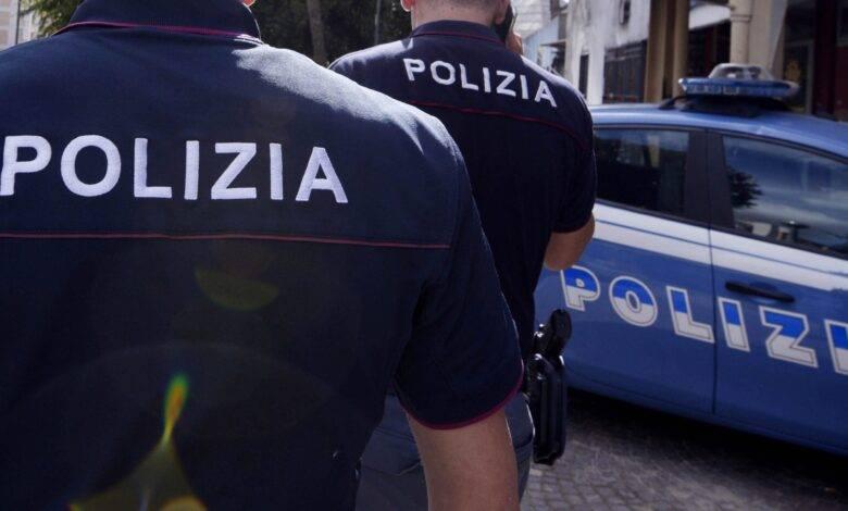 https://www.lanazione.it/image-service/view/acePublic/alias/contentid/Nzg0NmQwMWMtYmQ3NC00/0/polizia.jpeg