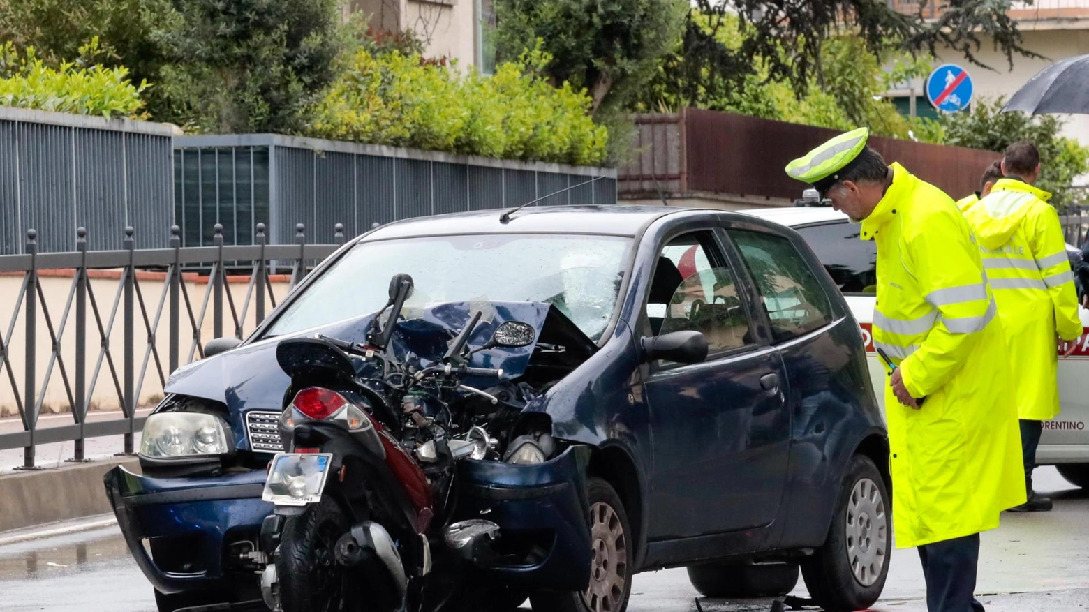 Allarme sicurezza. Scooter contro auto. Due incidenti mortali nel giro di poche ore