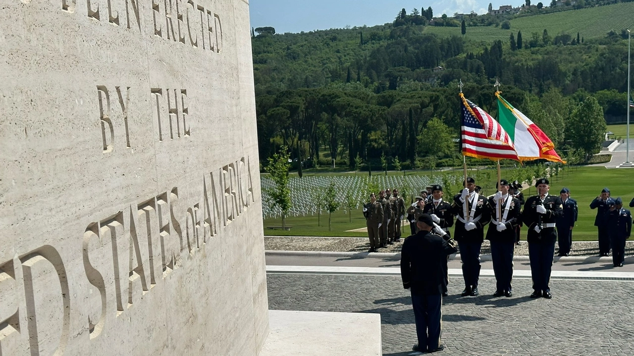 Una cerimonia al cimitero americano di Firenze