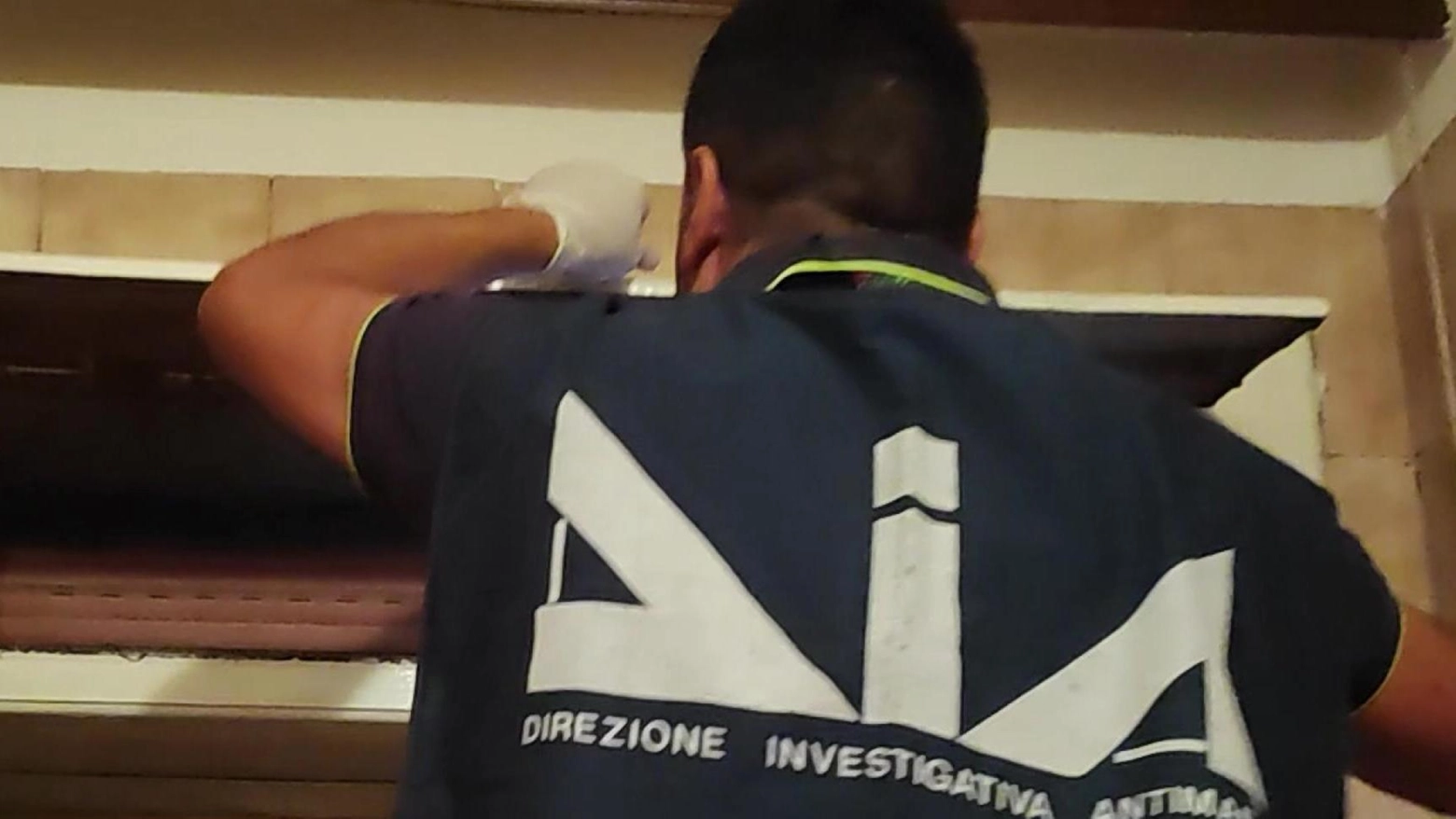 Quattro gli indagati a cui si contesta l’aggravante dell’agevolazione mafiosa. Importanti le rivelazioni di un collaboratore di giustizia legato all‘ndrina Molè