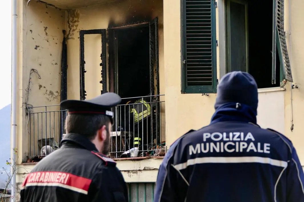 Anziana muore nell’incendio in casa. Rogo partito dalla coperta elettrica. Il figlio tenta di salvarla, intossicato