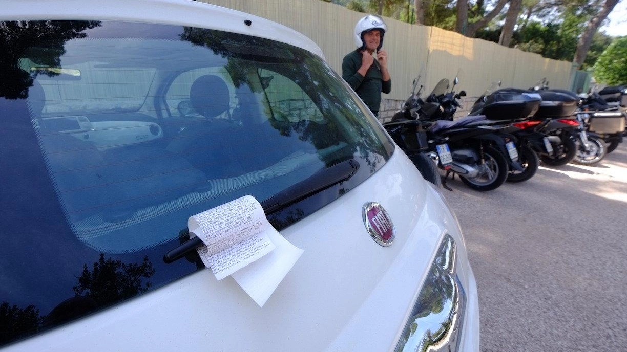 Nella foto d’archivio un’auto multata per aver parcheggiato in un’area di sosta destinata a motorini e scooter