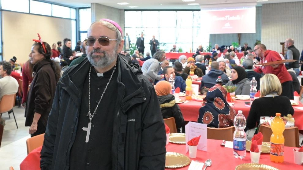 Alcuni momenti del pranzo di Natale organizzato dalla Comunità di Sant’Egidio alla presenza del vescovo Giulietti (Alcide)