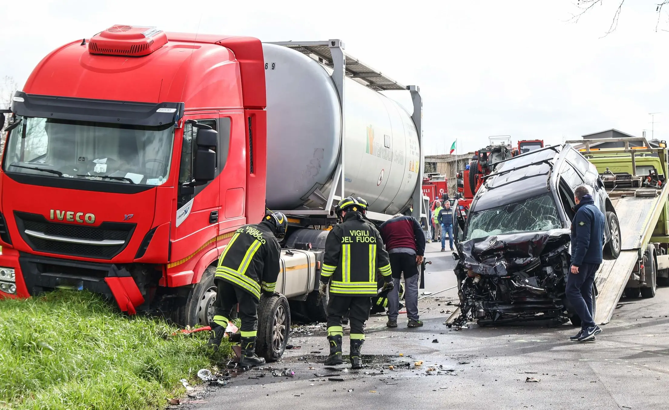 Terribile scontro . Auto contro camion. Conducente gravissimo dopo la carambola