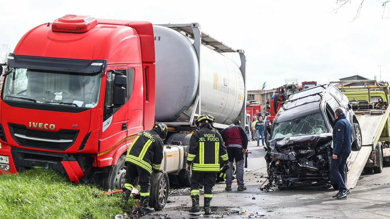 L’auto è andata completamente distrutta. I vigili del fuoco sono intervenuti per rimuovere i mezzi, aiutare i soccorritori e mettere in sicurezza l’area (Gasperini/FotocronacheGermogli)