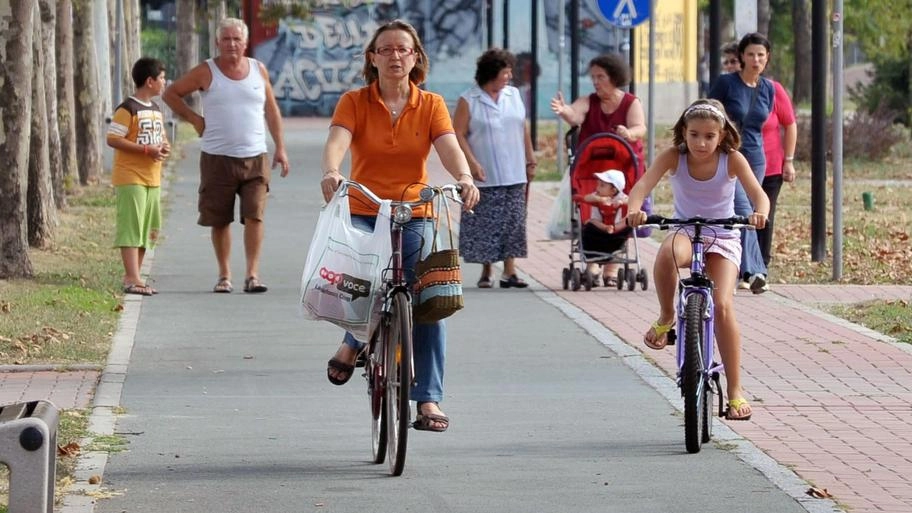 Ecco la nuova pista ciclopedonale. Completati i lavori in via Traversa. Altra spinta alla mobilità dolce