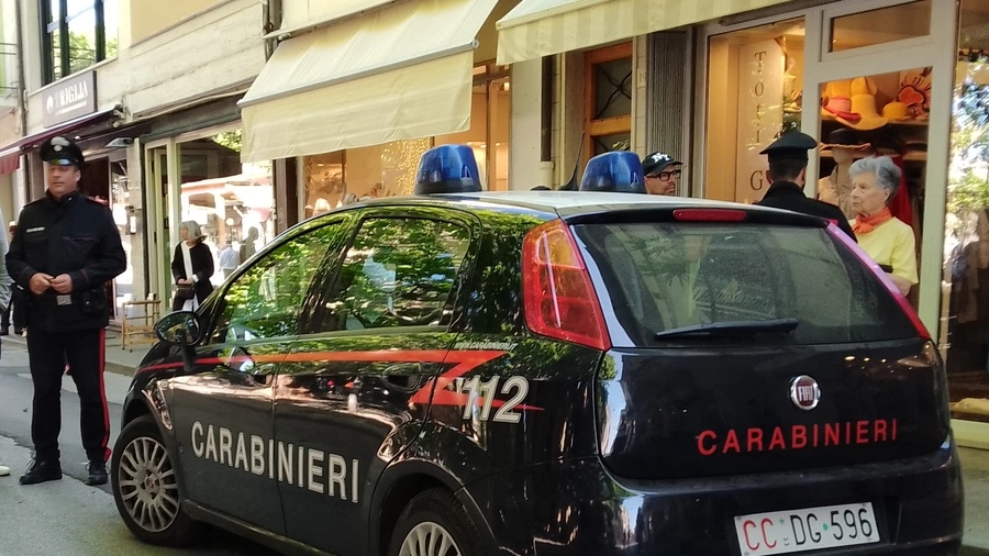 I carabinieri sul posto (Foto Umicini)