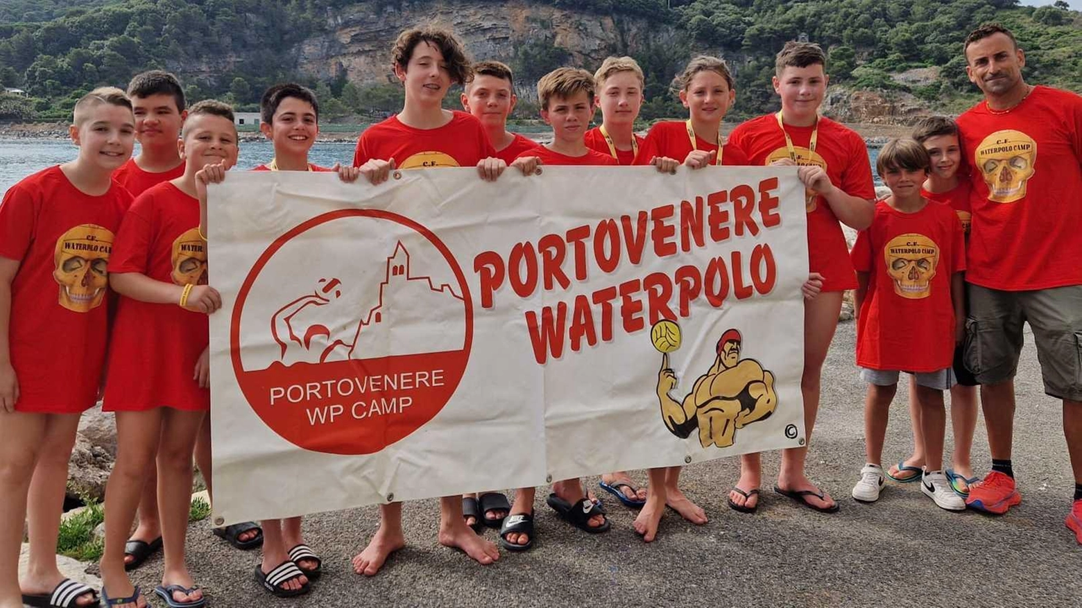 Il Cf Waterpolo Camp a Porto Venere ha offerto due settimane di formazione e divertimento per ragazzi under 12 e under 14, con focus sulla pallanuoto e il salvamento. Il coach Carlo Foti ha organizzato anche un torneo di beach waterpolo master per agosto.