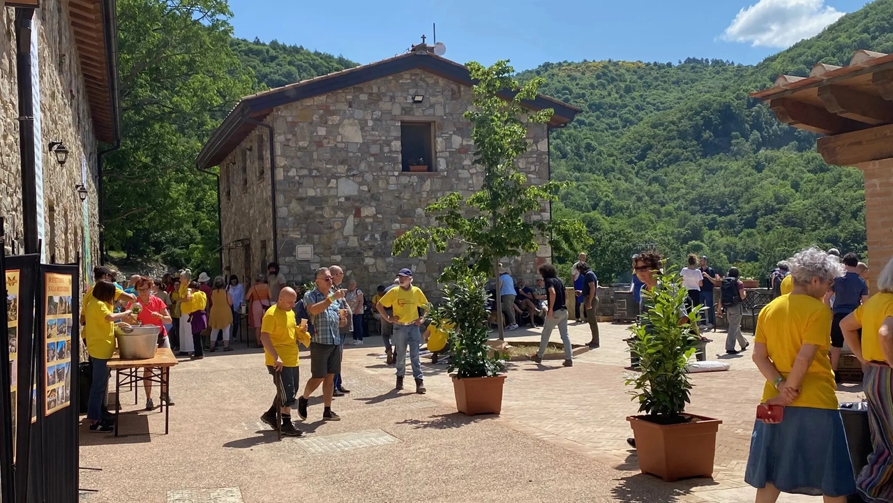 L’antica piazza di Fossato, frazione del comune di Cantagallo, a 750 metri di altezza, in cui si trova il Ristoro del borgo, bar e bottega di generi alimentari di prima necessità, che chiuderà i battenti definitivamente alla fine di ottobre