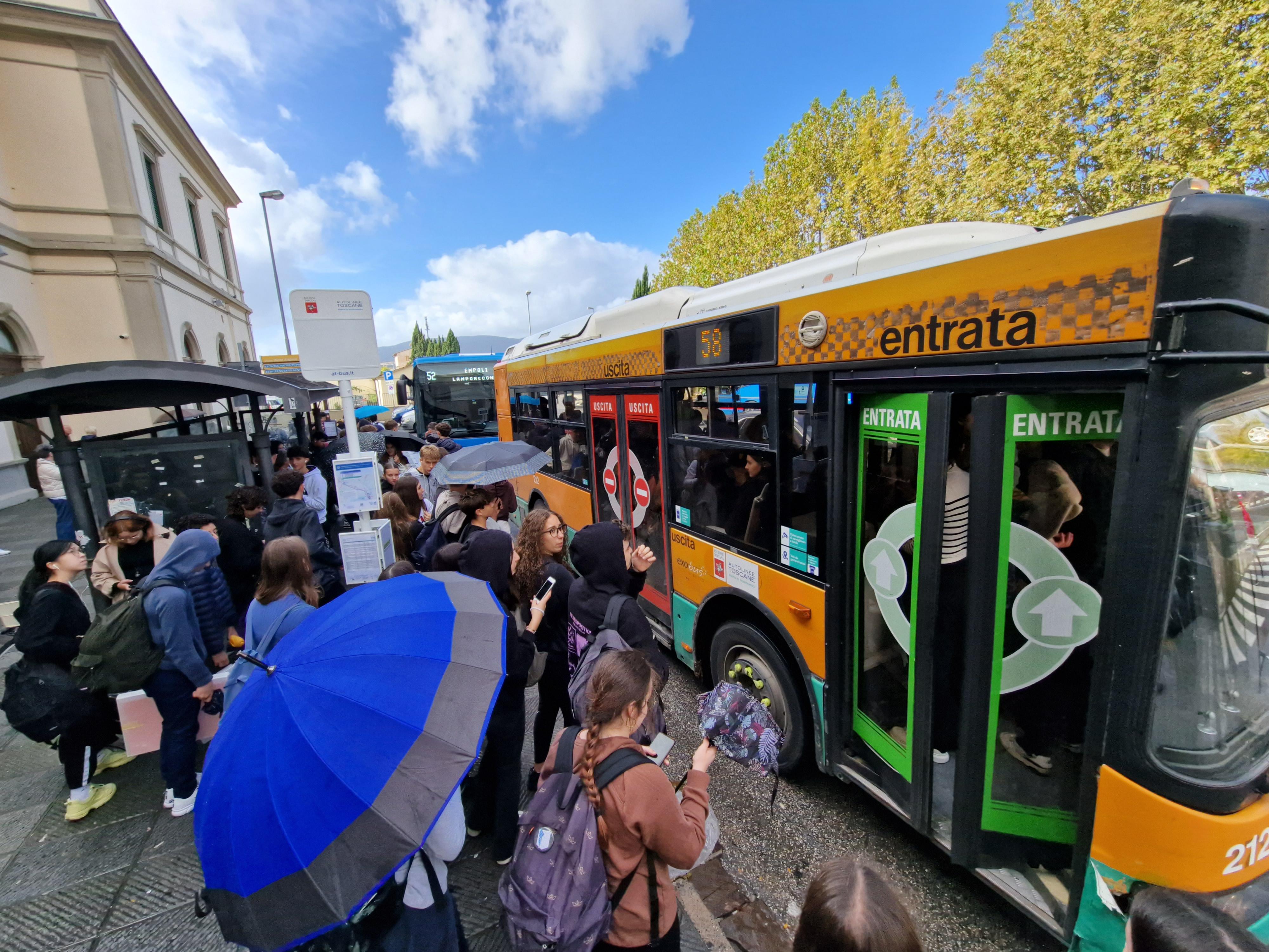 Disagi post scuola: “Autobus da incubo, i nostri figli lasciati a piedi all’uscita”. Genitori protestano