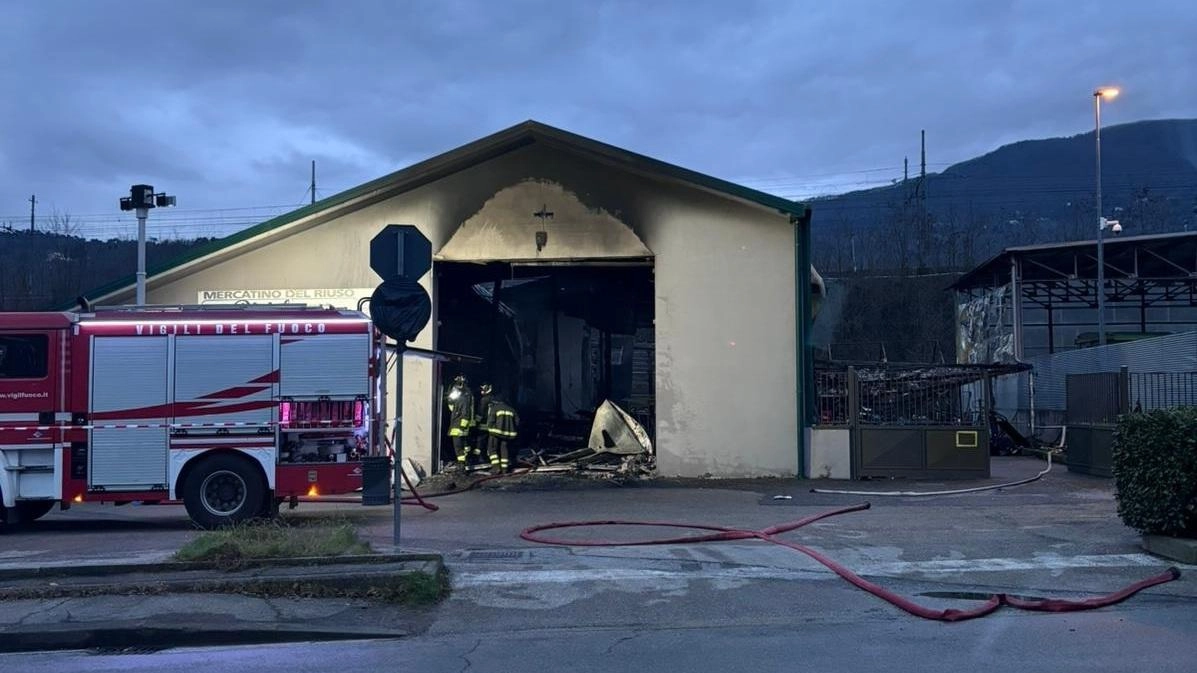 I vigili del fuoco impegnati nella bonifica dell’edificio di RiciclAnde in via Borgonuovo