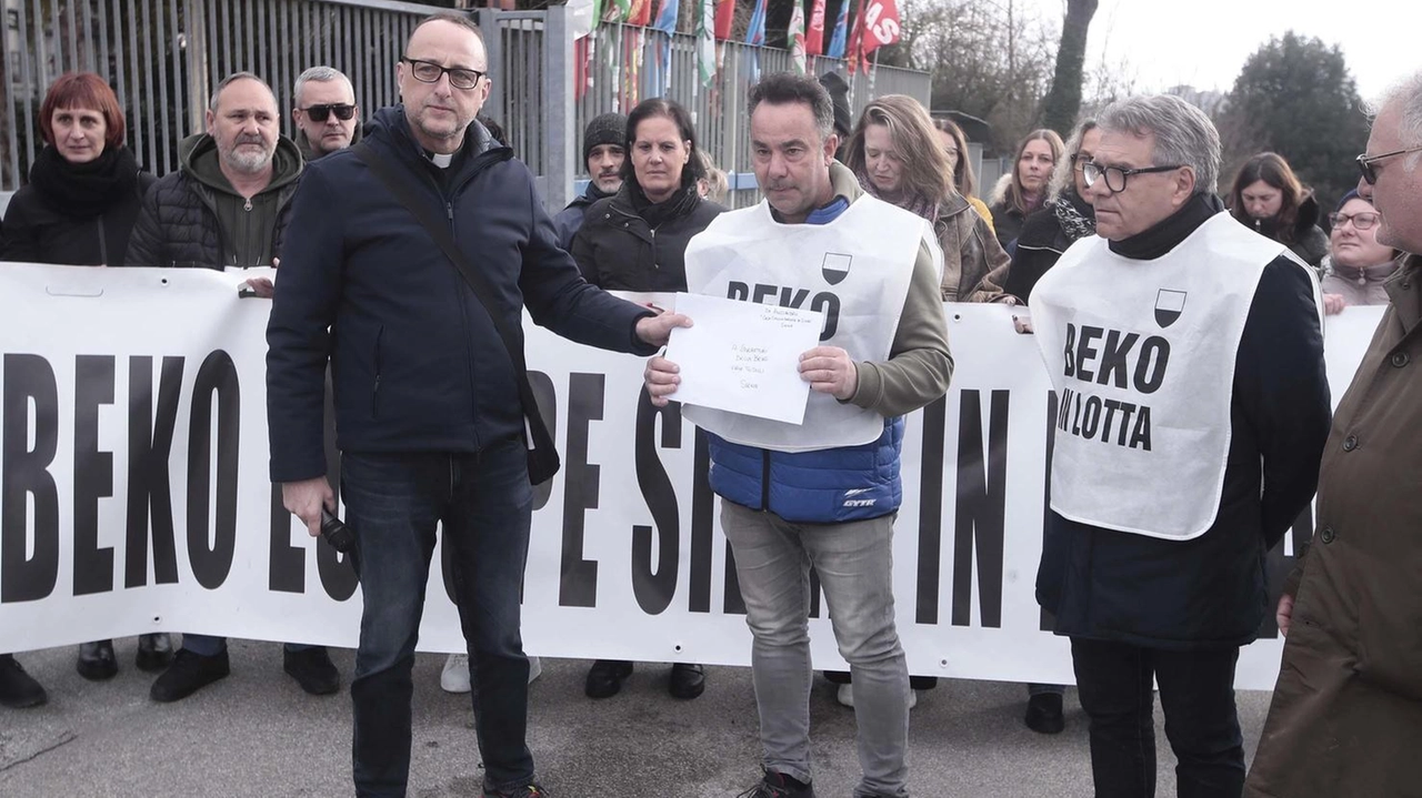 Don Carmelo Lo Cicero consegna al presidio dei lavoratori di Beko, presenti allo stabilimento di viale Toselli, la lettera di solidarietà di un detenuto della casa circondariale di Santo Spirito