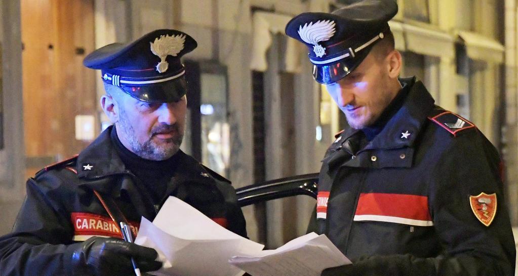 Rissa in viale Corsica. Cinque ospiti nel mirino per le coltellate all’intruso