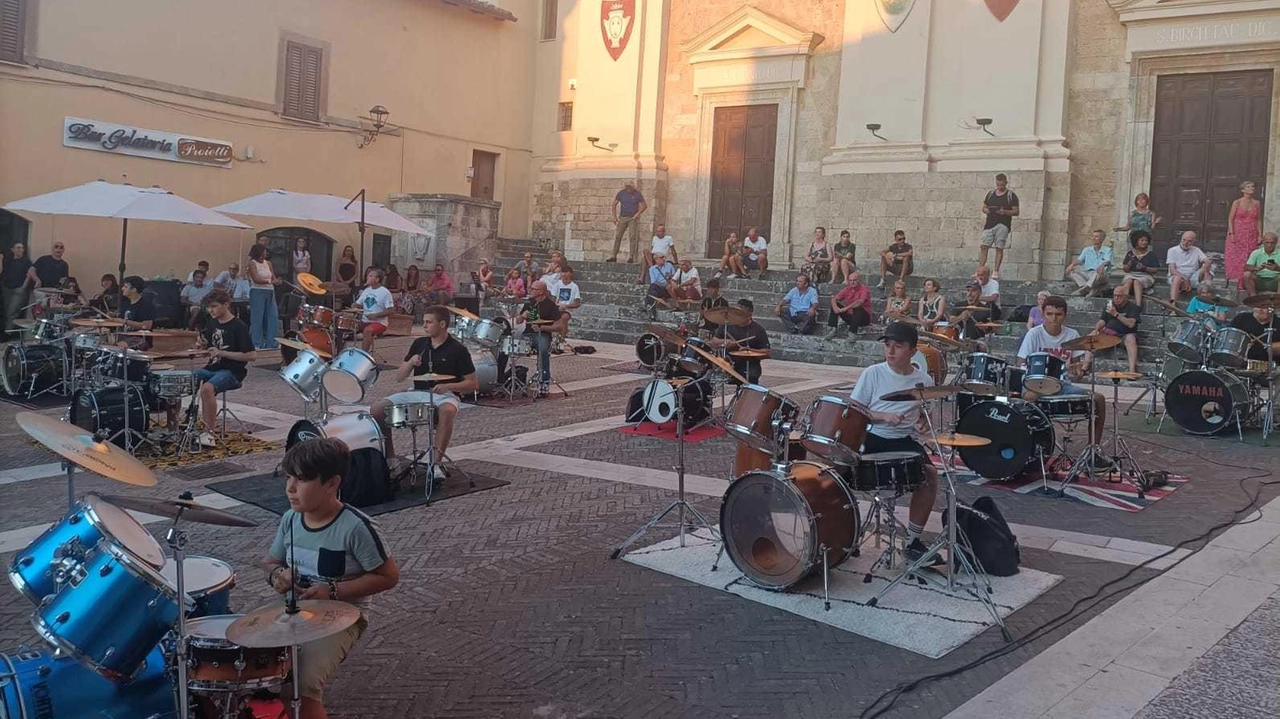 La ’Big Drum’ di Todi e Marsciano all’opera nella piazza di Calvi dell’Umbria